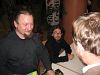 Krzysztof und Aliosha beim Autogramme Schreiben