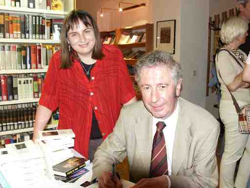 Büchereileiterin B. Riegler mit Alfred Komarek.